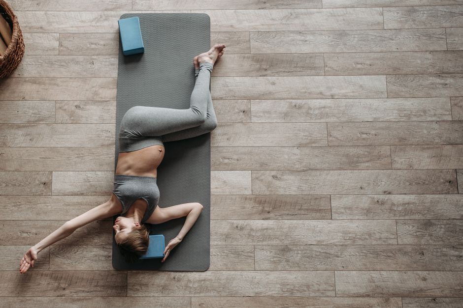 Banana (Bananasana, Yin Yoga): a lying side bend