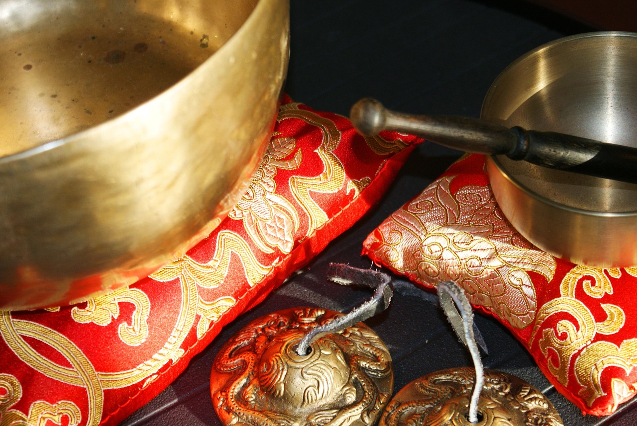Singing bowls, singing bowl massage, wellness, spa, cymbals, dulcimer, singing bowl, meditation, massage, music, oriental, instrument, relaxation, gold, red, exotic, singing bowls, singing bowls, sing