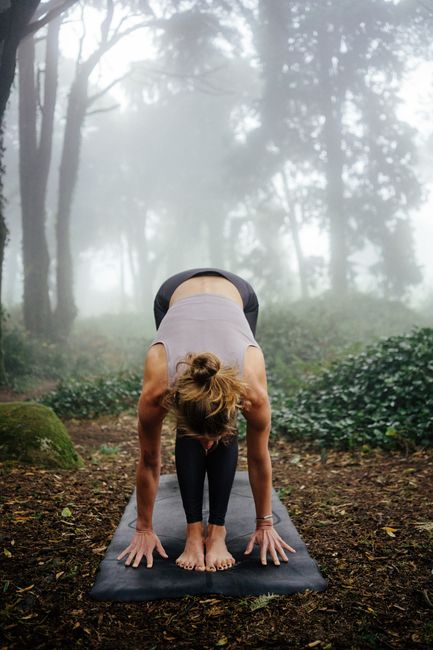 Hot Yoga: What It Is, Room Temperatures and Who It Suits