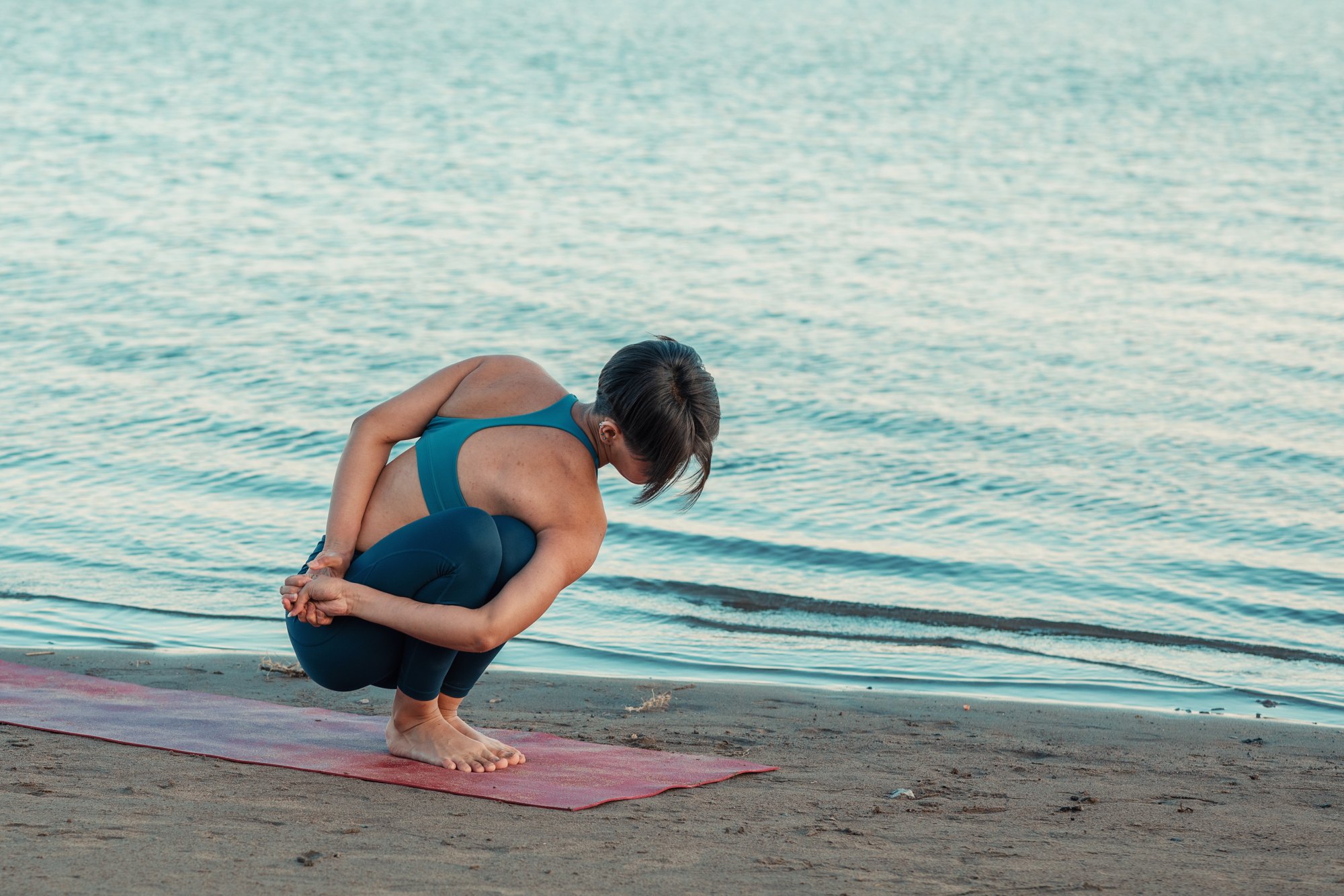 Noose pose by the sea