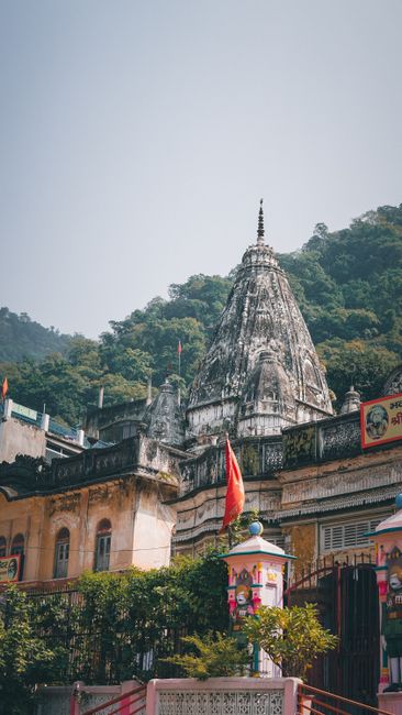 A beautiful temple in Rishikesh with a scenic mountain backdrop, symbolizing spiritual serenity.